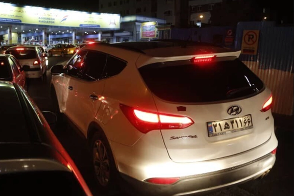 رسانه وابسته به سپاه: مراجعه مردم به پمپ بنزین در زمان رخدادهای خاص یک تفریح است