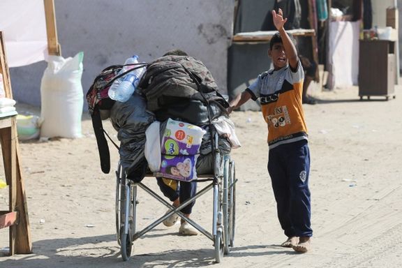 کودکان فلسطینی در حال گریختن از رفح، جنوب نوار غزه، ۲۴ خرداد