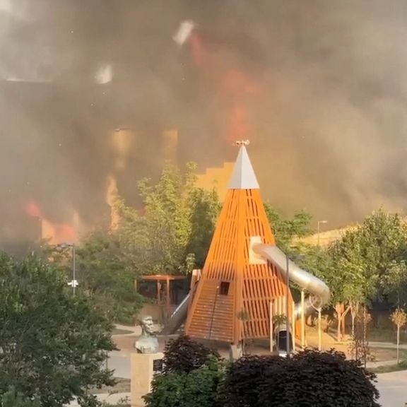 برخاستن دود از محل حمله مردان مسلح، شهر دربند داغستان روسیه، سوم تیر