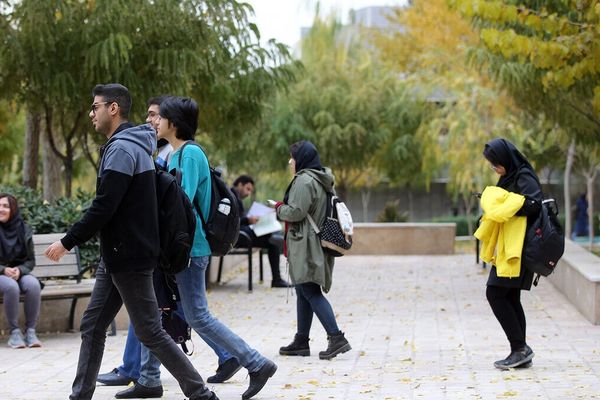 صحيفة إيرانية:شباب الطبقة المتوسطة يعانون قلقا مزمنا بشأن مستقبلهم نتيجة الضغوط الاقتصادية