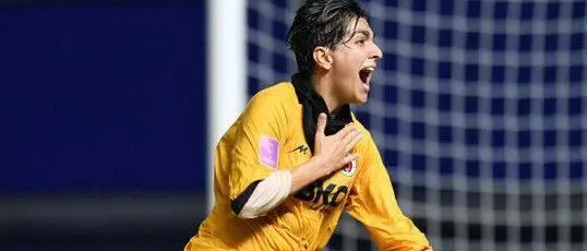 محرومیت برای «حجاب اجباری»؛ حمایت اینستاگرامی وریا غفوری از زهرا قنبری با تصویر «کاپیتان»