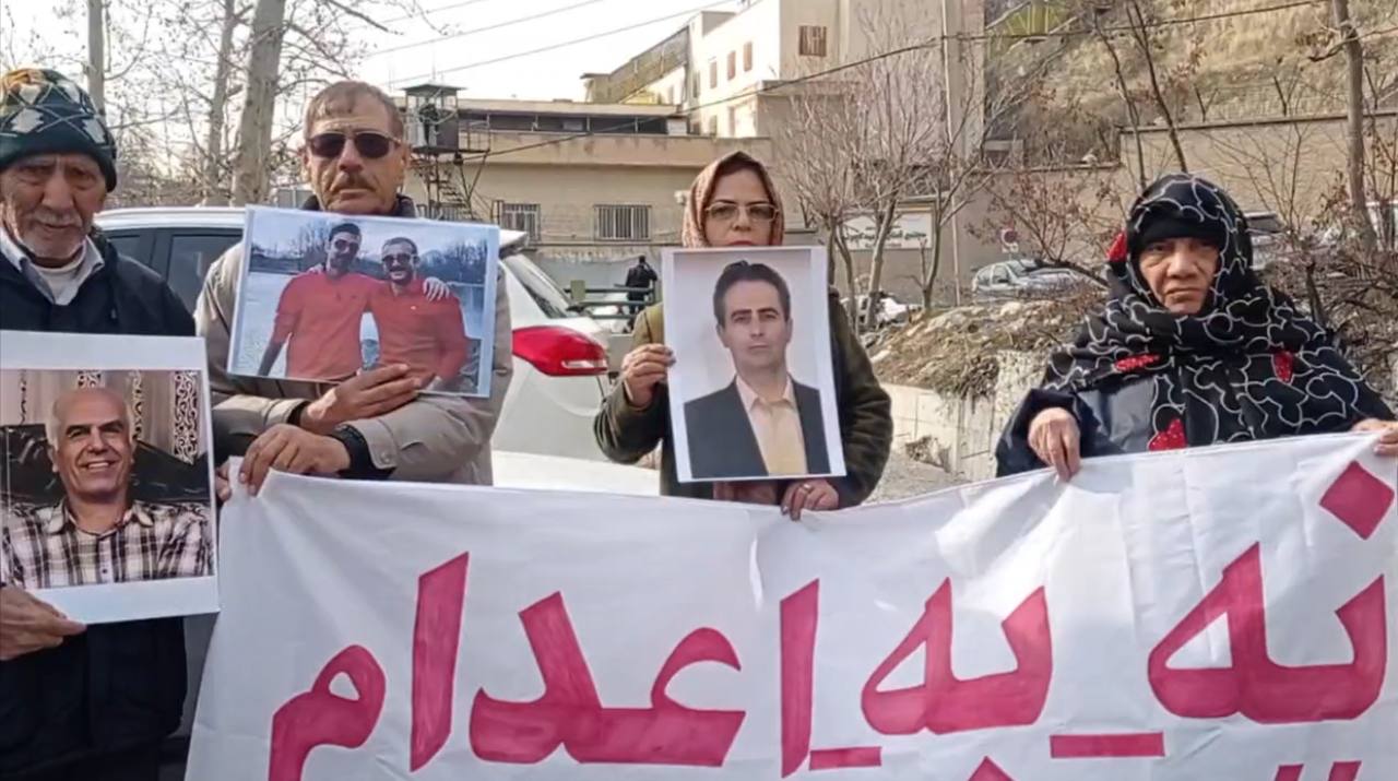 خانواده‌های زندانیان سیاسی محکوم به اعدام مقابل زندان اوین تجمع کردند