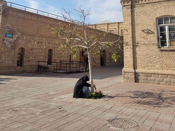 پرفورمنس اعتراضی دانشجوی دانشگاه هنر تبریز در یادبود خدانور لجعی، از کشتهشدگان زاهدان