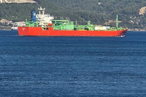 "تانكر تراكرز": ناقلة النفط المشتعلة في خليج كانت تحمل "غاز مسال" من إيران