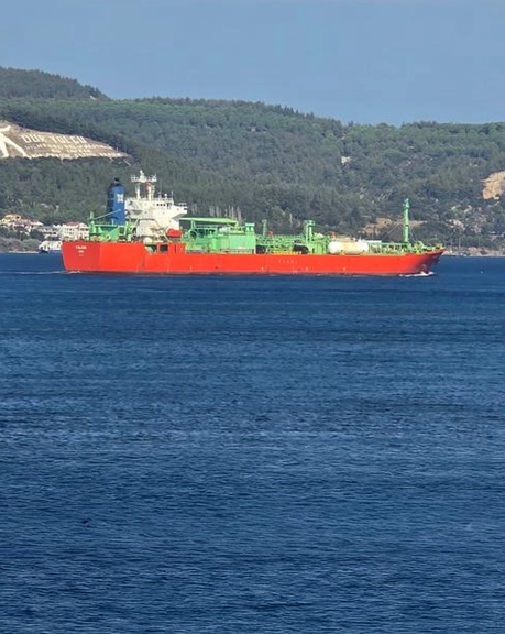 "تانكر تراكرز": ناقلة النفط المشتعلة في خليج كانت تحمل "غاز مسال" من إيران