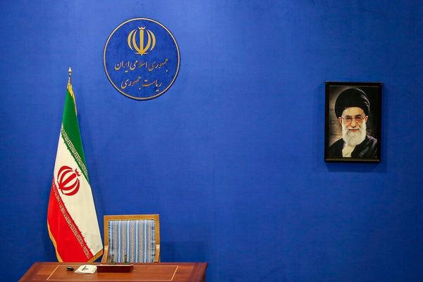 متابعو "إيران إنترناشيونال".. تعليقًا على الانتخابات الرئاسية: مسرحية شكلية بلا أهمية