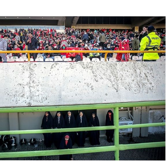 در حاشیه دربی؛ دختران گروه سرود مذهبی پشت میلهها در ورزشگاه آزادی