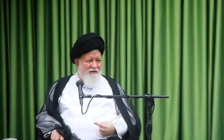 امام جمعه مشهد: ما در خط فوران خون امام شهید خود با دشمن آمریکایی می‌جنگیم