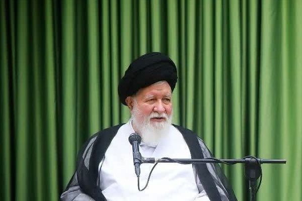 امام جمعه مشهد: ما در خط فوران خون امام شهید خود با دشمن آمریکایی میجنگیم