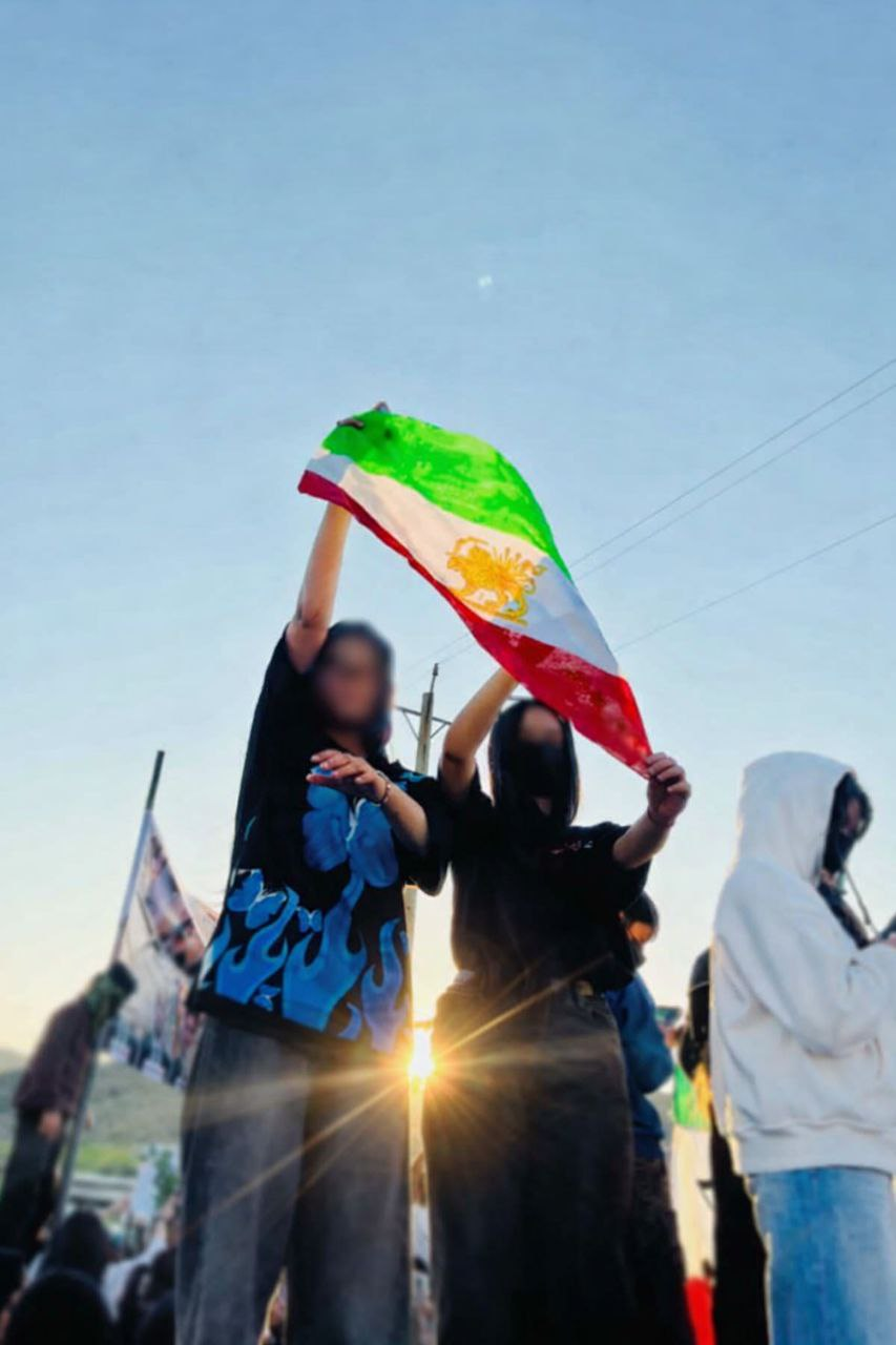Protesters wave Iran’s Lion and Sun national flag as demonstrations continue, reflecting the courage and resilience of a generation demanding change.