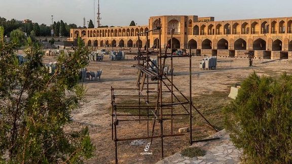 حکومت بر بستر خشک شده رودخانه زایندهرود جشن برگزار میکند