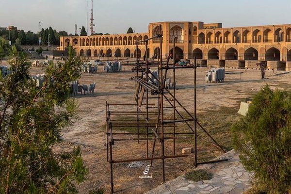 حکومت بر بستر خشک شده رودخانه زایندهرود جشن برگزار میکند