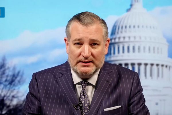 سيناتور أميركي: هجمات الولايات المتحدة وإسرائيل تهدف إلى إسقاط النظام الإيراني