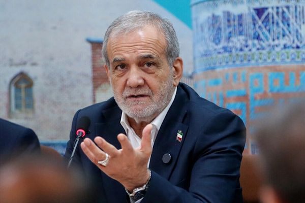 بزشكيان: تهديدات الأعداء وعقوباتهم لن تُفلح في "شلّ" إيران