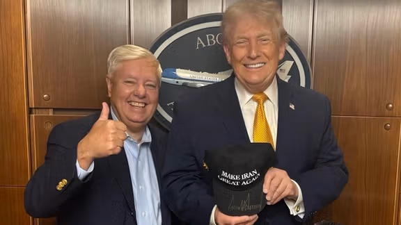 کلاه «عظمت را دوباره به ایران بازگردانیم» در دست دونالد ترامپ