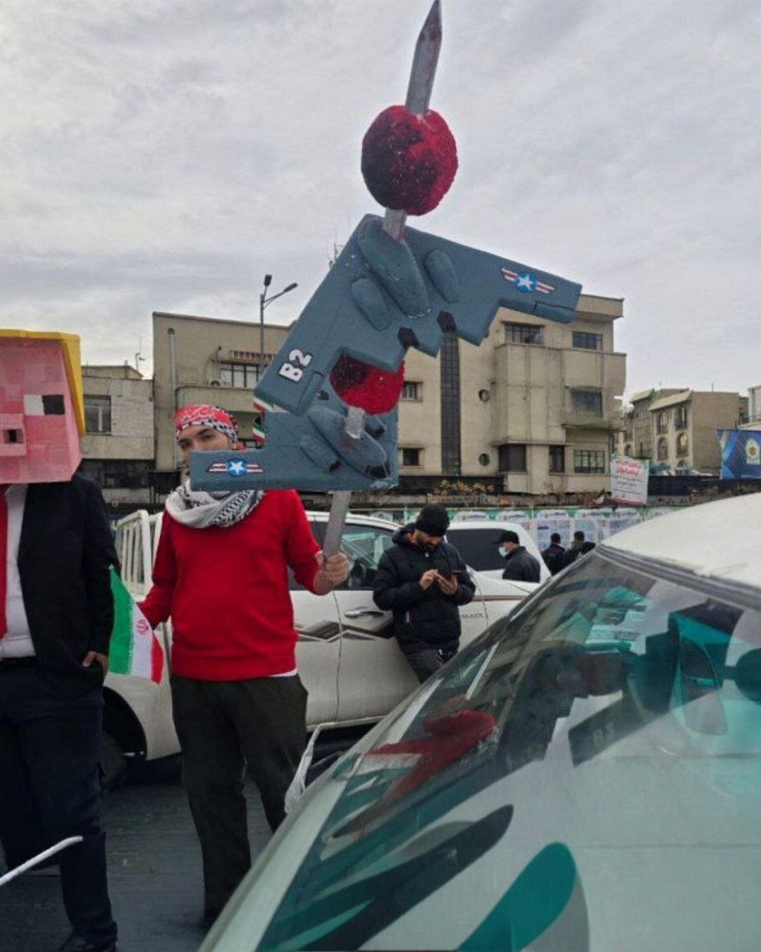 حامی جمهوری اسلامی بمب‌افکن‌های «بی۲» آمریکا را به سیخ کشید