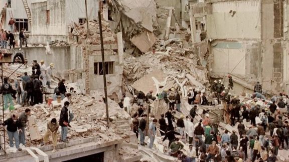 People gathered on the ruins of the Jewish center in Buenos Aires in 1994