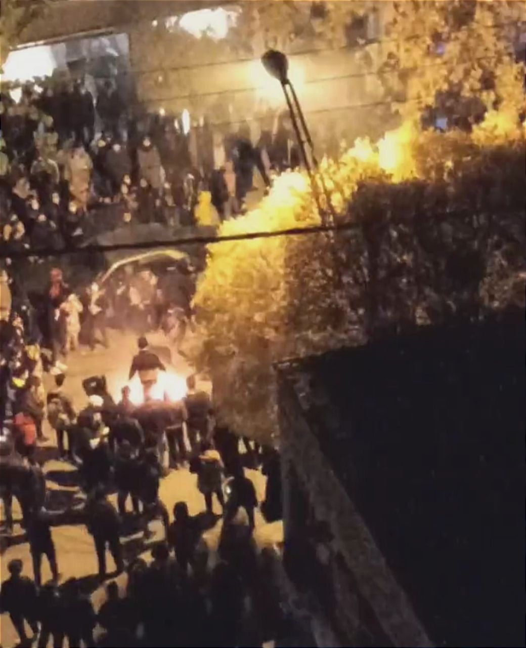 تداوم تجمع‌های اعتراضی در شامگاه ۲۸ آبان؛ مردم شهرهای مختلف ایران به خیابان آمدند