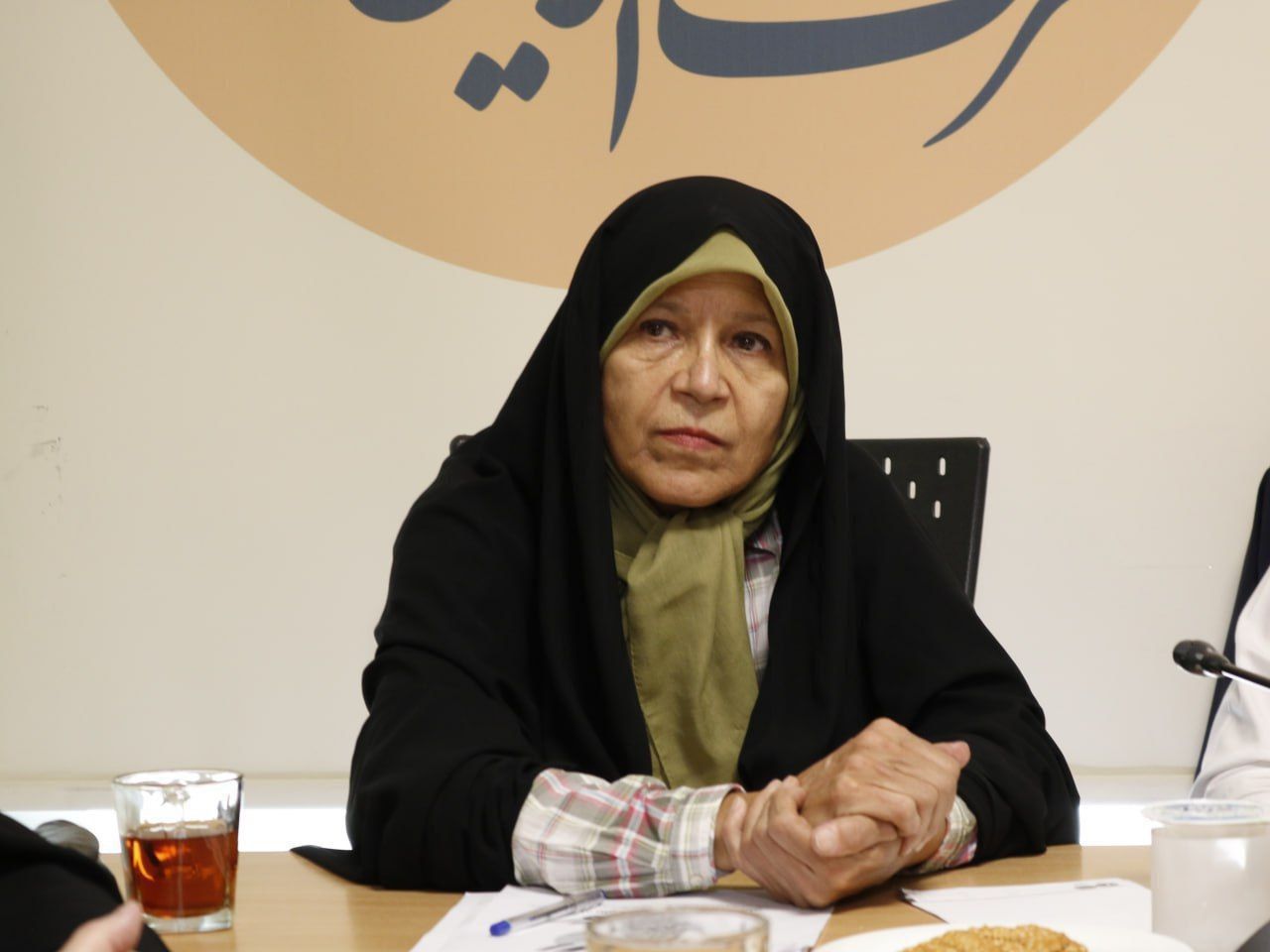 حضور فائزه هاشمی در جلسه حزب کارگزاران یک روز پس از آزادی از زندان