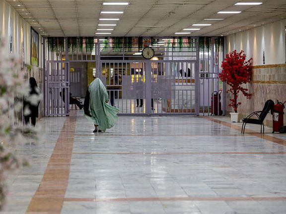 سجينات إيرانيات يشعرن بـ"الإهانة".. بعد إجبارهن على "التعري الكامل" أمام الكاميرات