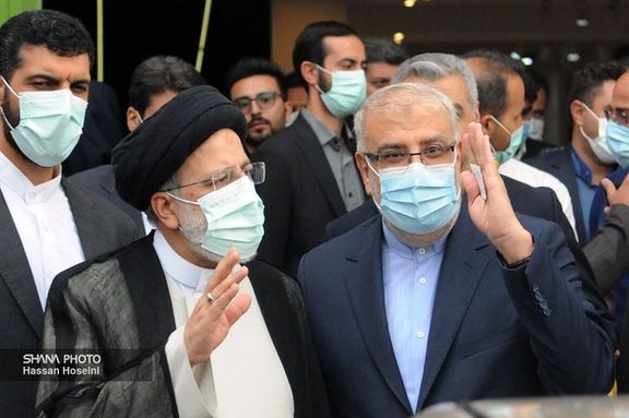 Iranian President Ebrahim Raisi (left) and Oil Minister Javad Owji