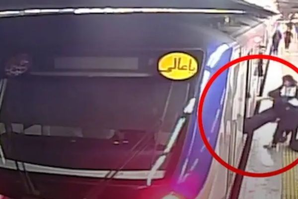 بعد تقرير عن اعتداء الشرطة عليها بسبب الحجاب.. مراهقة إيرانية نُقلت للمستشفى في حالة حرجة
