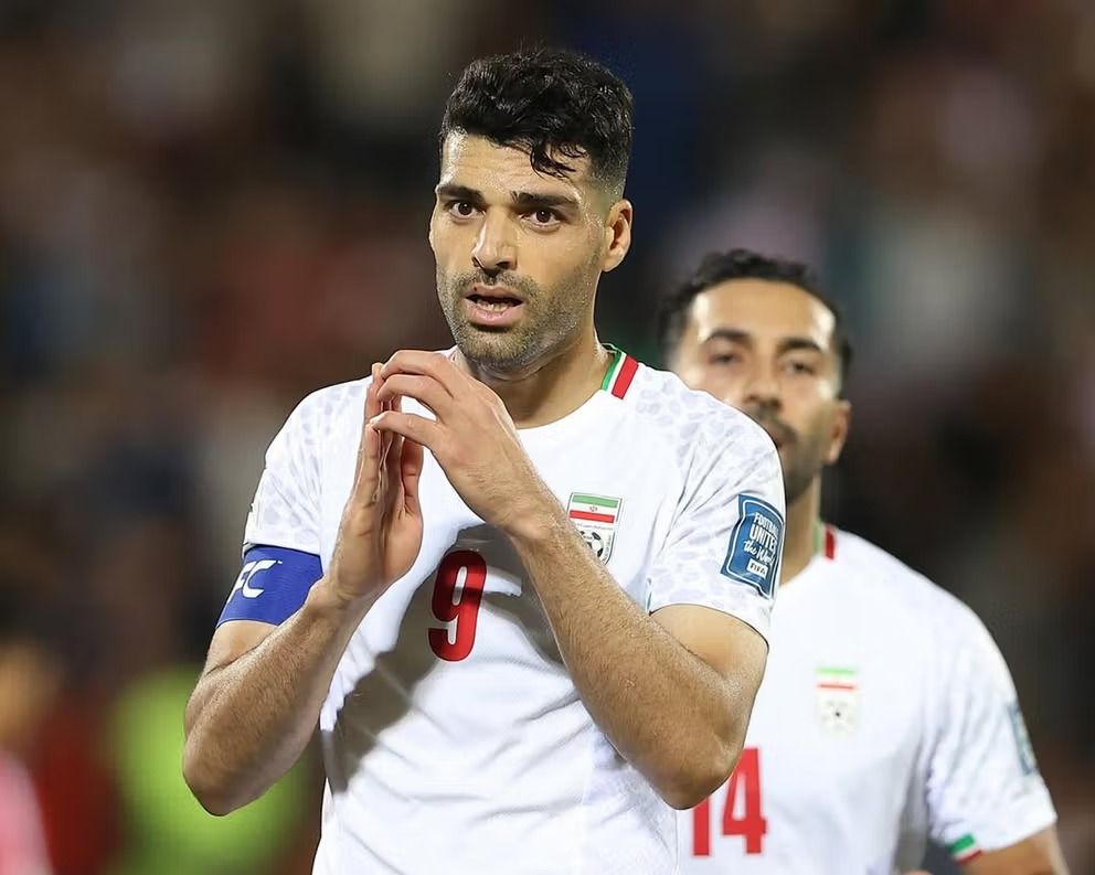 قائد منتخب إيران لكرة القدم: أين حلول المسؤولين لمشاكل وهموم الشعب النبيل؟