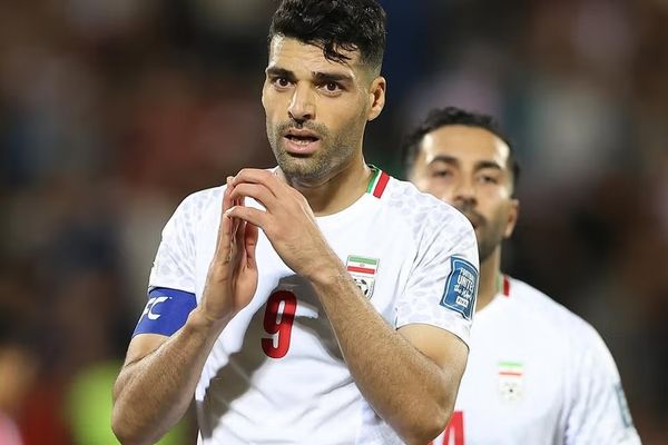 قائد منتخب إيران لكرة القدم: أين حلول المسؤولين لمشاكل وهموم الشعب النبيل؟