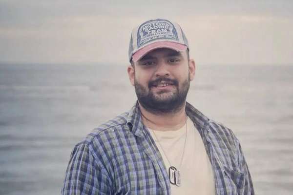 احمد عباسی، بازیگر تئاتر با گلوله ماموران امنیتی در خیابان پیروزی تهران کشته شده است