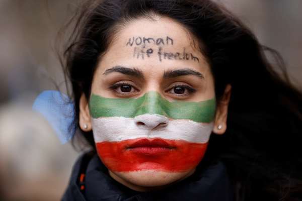 Writers Association Calls For Global Support For Iranian Protesters