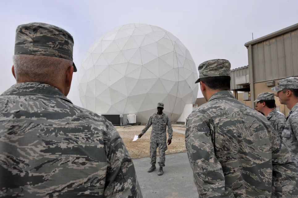 یک افسر آمریکایی در حال ارائه توضیحاتی به همکاران خود درباره «ترمینال مدرن‌شده سازمانی» (MET) در پایگاه هوایی العدید قطر، ۲۱ ژانویه ۲۰۱۶، در این عکس آرشیوی نیروی هوایی ایالات متحده.