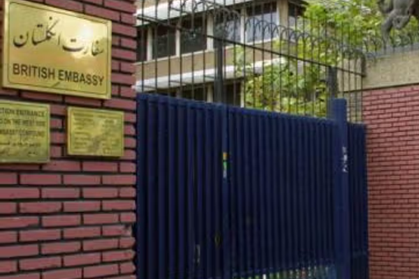 سحب عدد من دول العالم دبلوماسييها من طهران وإغلاق بعضها سفاراته مؤقتًا