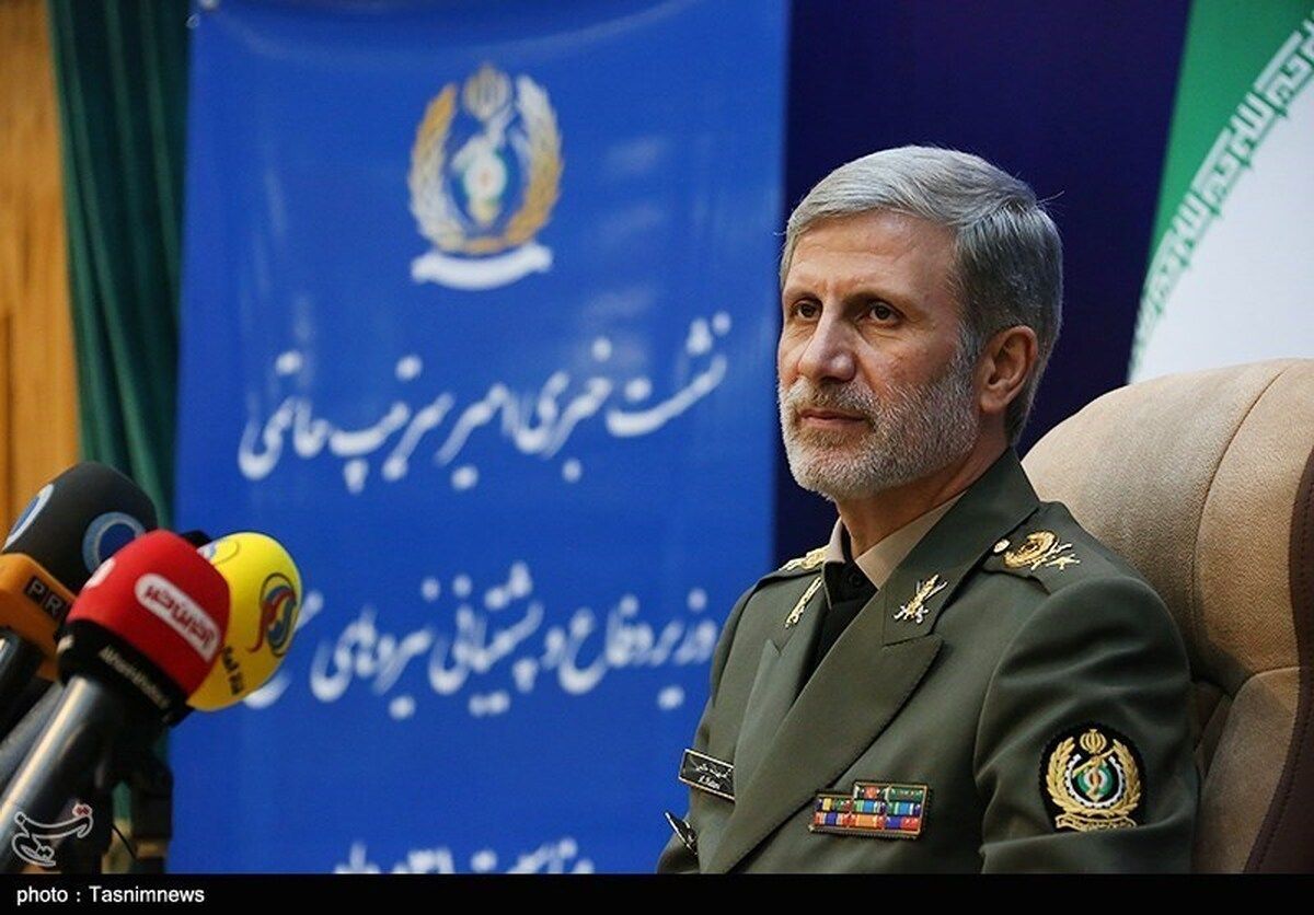 فرمانده کل ارتش جمهوری اسلامی: پدافند هوایی در خط مقدم دفاع از آسمان ایران است 