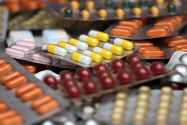 Drug shortages drive a black market in Iran and cost lives