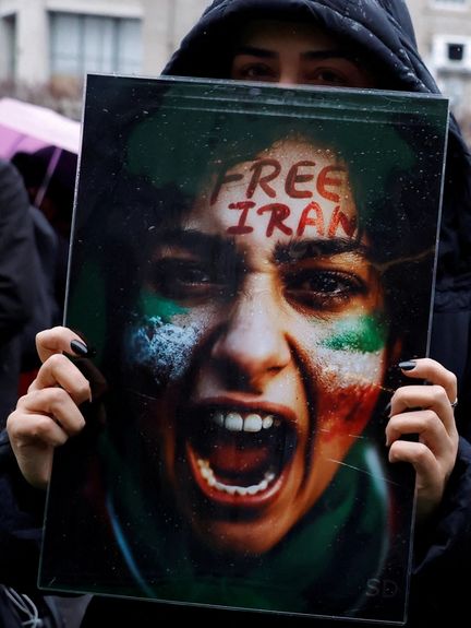 Trump weighs Iran strike options to spur ‘regime change’ - Reuters