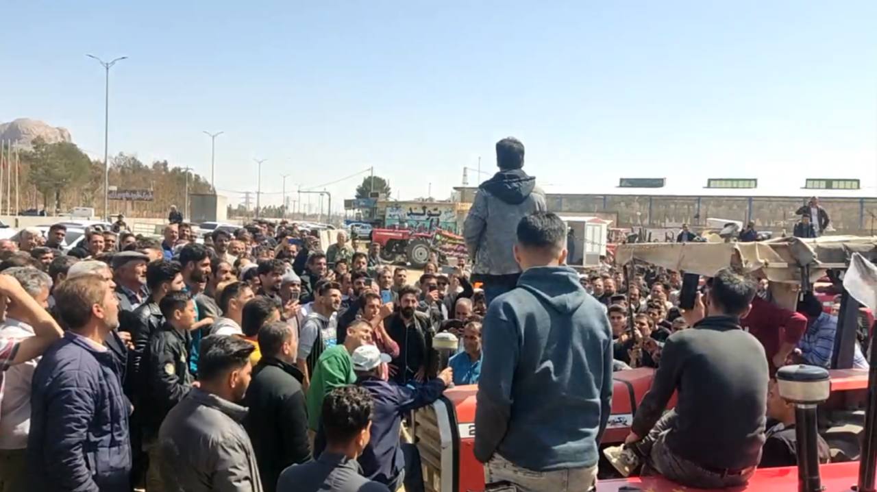 تجمع کشاورزان اصفهانی در اعتراض به بی‌آبی؛ معترضان خط لوله انتقال آب به یزد را شکستند