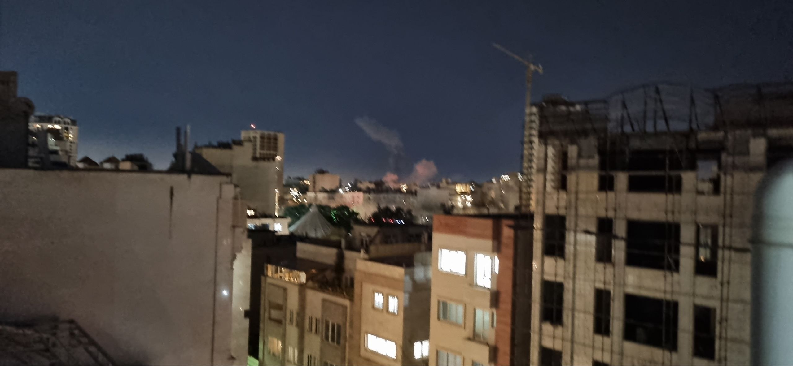 عکس ارسالی به ایران‌اینترنشنال از انفجارهای شامگاه چهارشنبه پنجم فروردین در مشهد