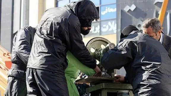 تنفيذ حكم قطع أصابع اليد ضد شقيقين بتهمة السرقة في سجن أوروميه بإيران