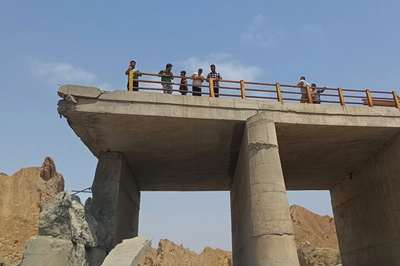 US strikes cut roads and bridges in southern Iran as ground assault talk grows
