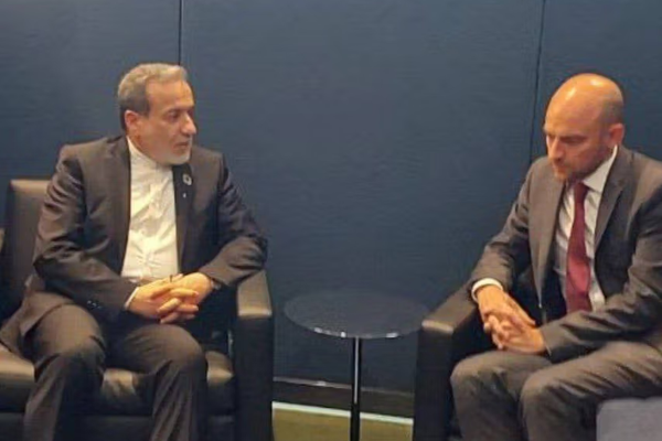 عراقجي يبحث مع وزير الخارجية الفرنسي منع إعادة العقوبات الأممية