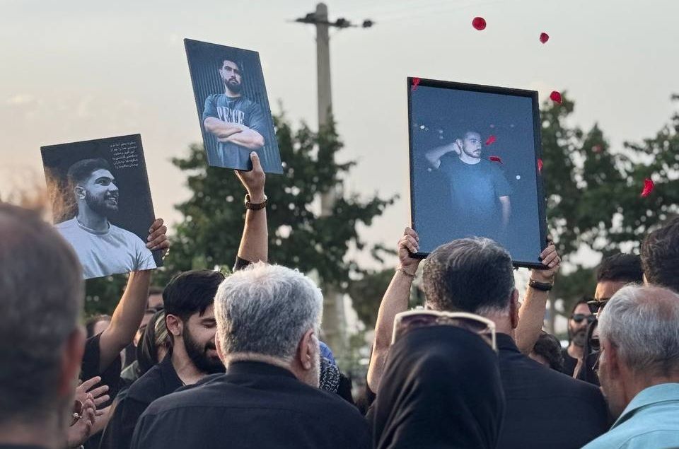  مراسم هفتم دو جوان کشته‌شده با شلیک ماموران بسیج در همدان برگزار شد