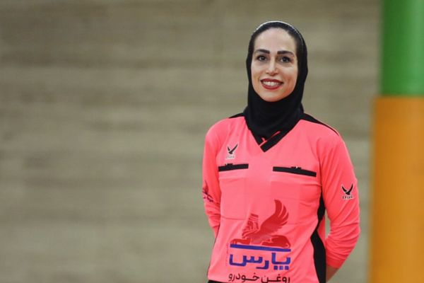 نیلوفر میرکریمی، در اعتراض به جنایات جمهوری اسلامی، از داوری در فوتسال زنان کنارهگیری کرد