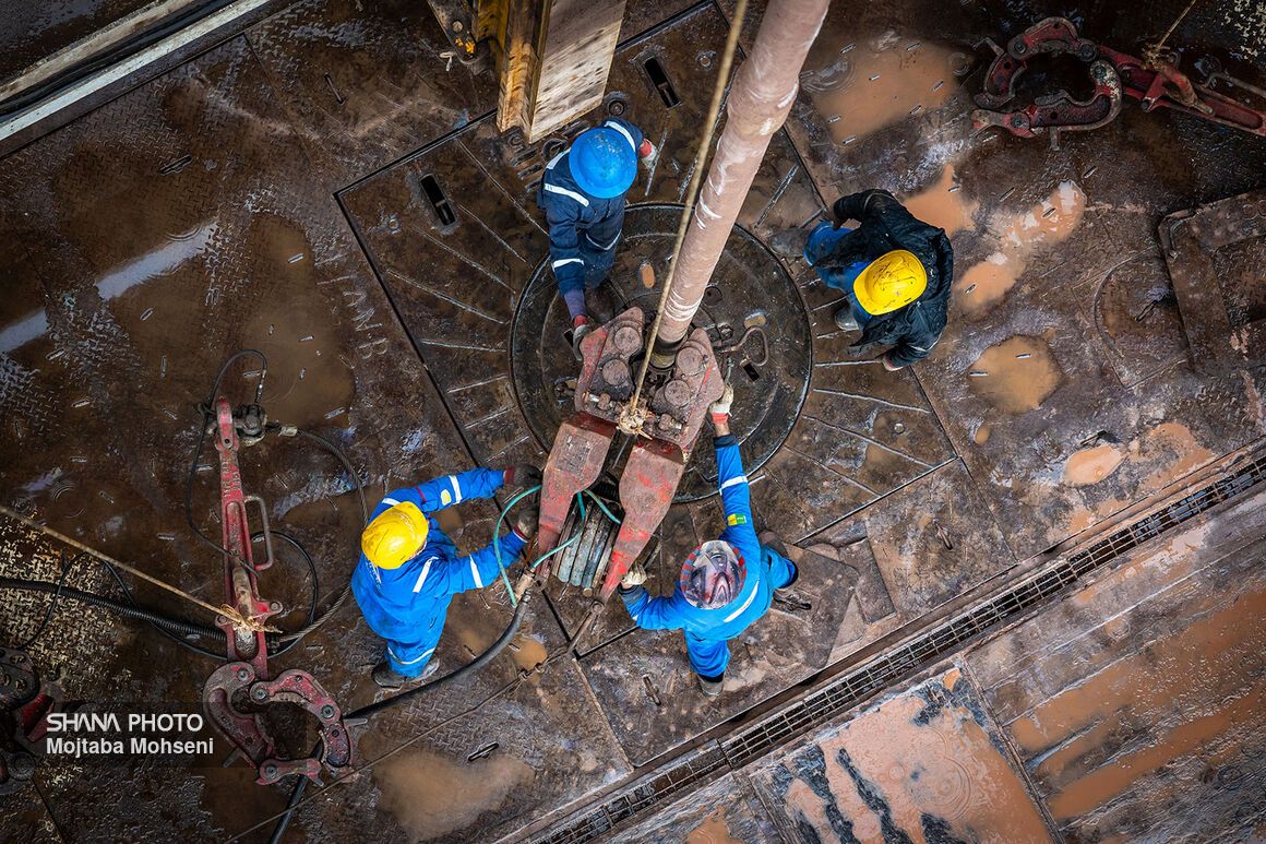 Workers installing a drilling rig at Mansourabad oil field in Khuzestan province, southwestern Iran 