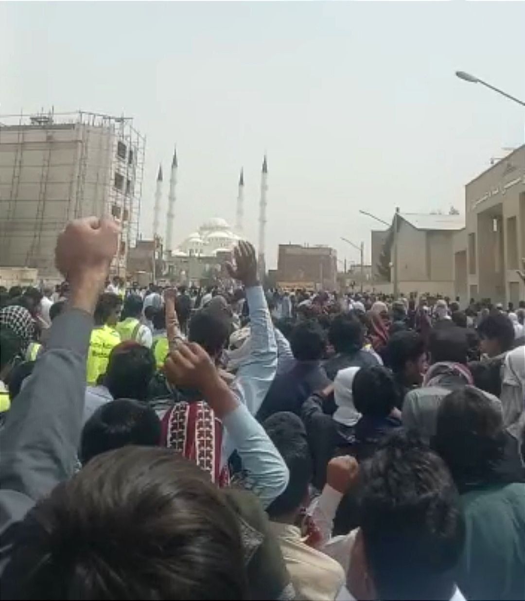 تاکید مولوی عبدالحمید بر رفراندوم و آزادی دینی: بودجه نجومی حوزه علمیه، دهانشان را بسته