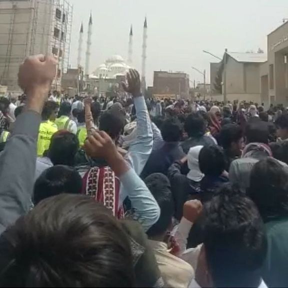 تاکید مولوی عبدالحمید بر رفراندوم و آزادی دینی: بودجه نجومی حوزه علمیه، دهانشان را بسته