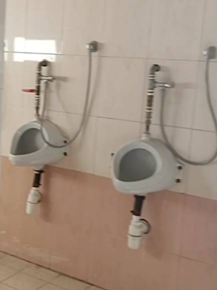 عقبنشینی در برابر انتقاد رسانههای سپاه؛ توالتهای سرپایی ورزشگاه تختی جمع میشوند!