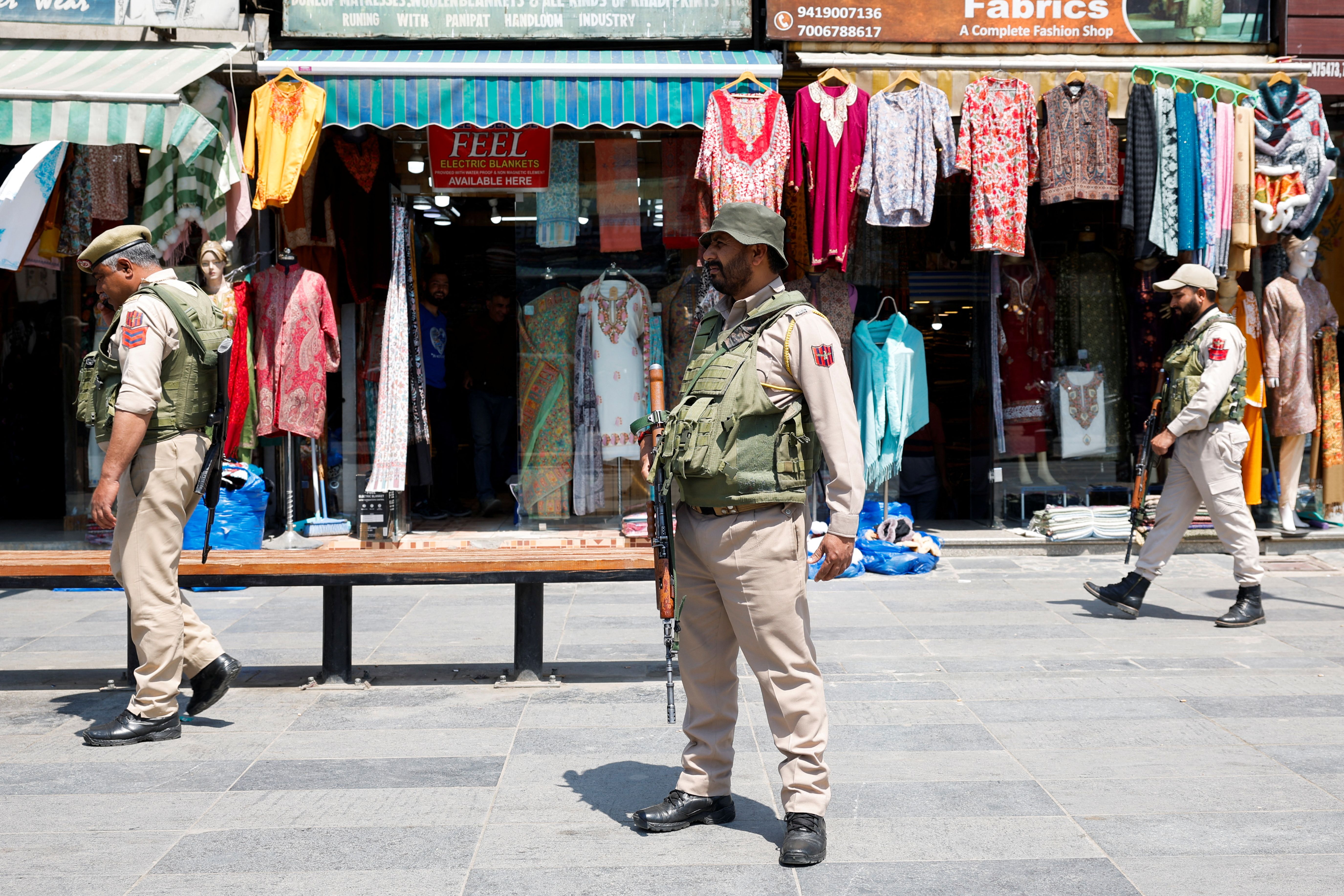 ادامه تنش‌ها میان دهلی نو و اسلام‌آباد؛ هند به دنبال یافتن عاملان حمله مرگبار اخیر است