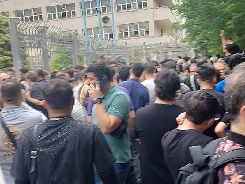 Cosmetics Traders in Tehran Market Close Shop, Rally Against Tax Hikes

