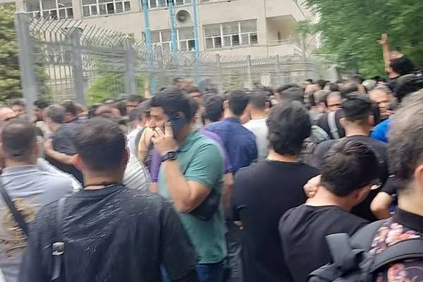 Cosmetics Traders in Tehran Market Close Shop, Rally Against Tax Hikes