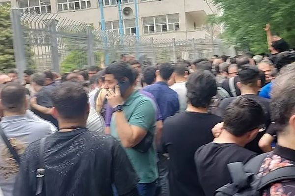 Cosmetics Traders in Tehran Market Close Shop, Rally Against Tax Hikes